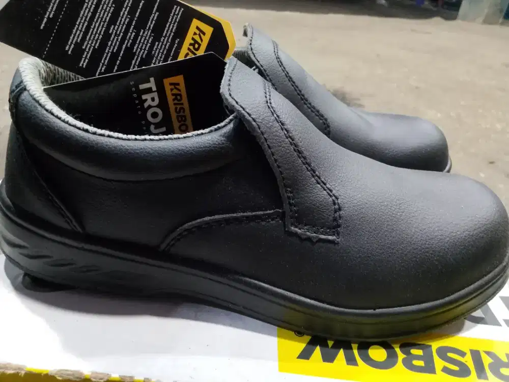 Sepatu safety, warna hitam kondisi masih baru dan mulus