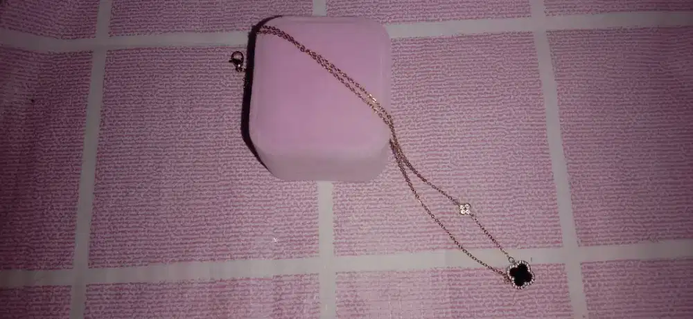 kalum titanium dengan liontin bunga hitam