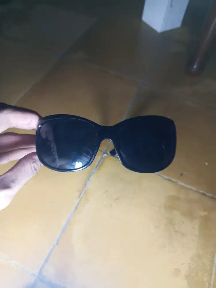 Kacamata Hitam lebar