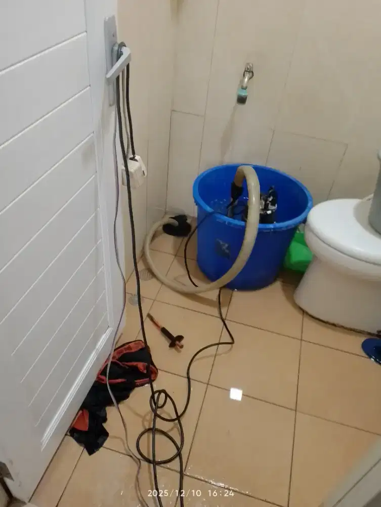 Pendorongan kamar mandi mampet