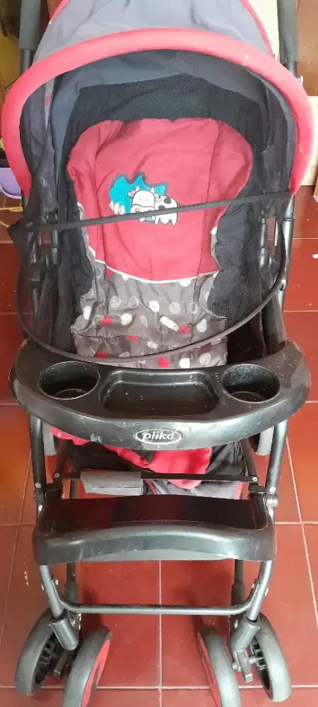 Stroller bayi roda 4 ada penutup di bagian kepala.