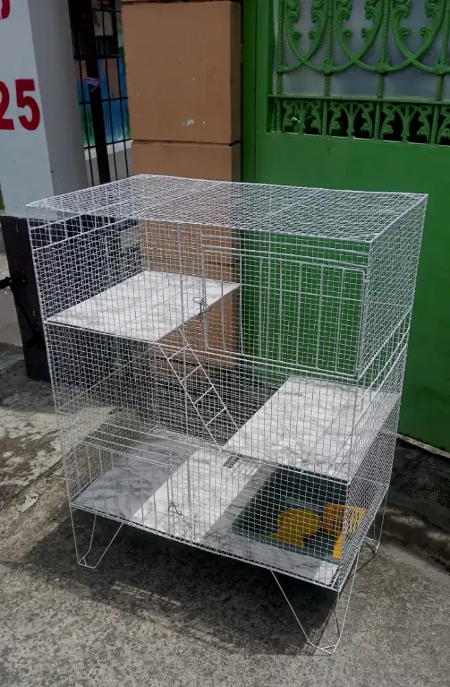 Kandang kucing tingkat