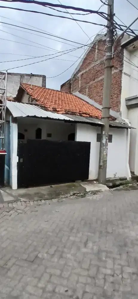 Dikontrakkan rumah 1,5 lantai strategis