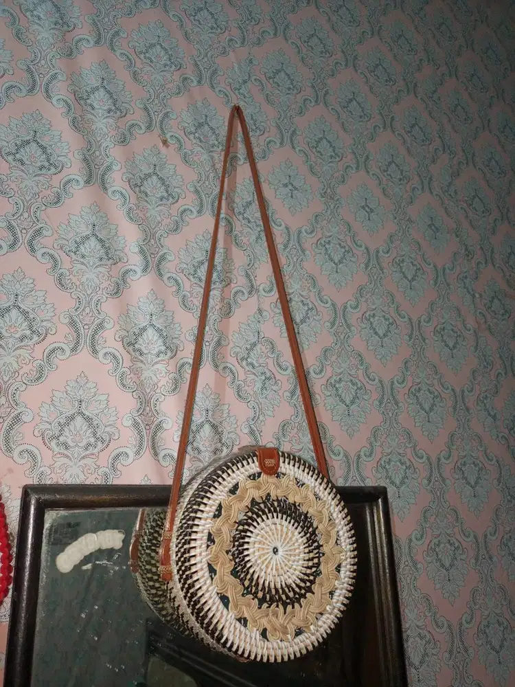 PRELOVED: Tas Rotan Bulat Anyam Asli Jogja (Jarang Dipakai)
