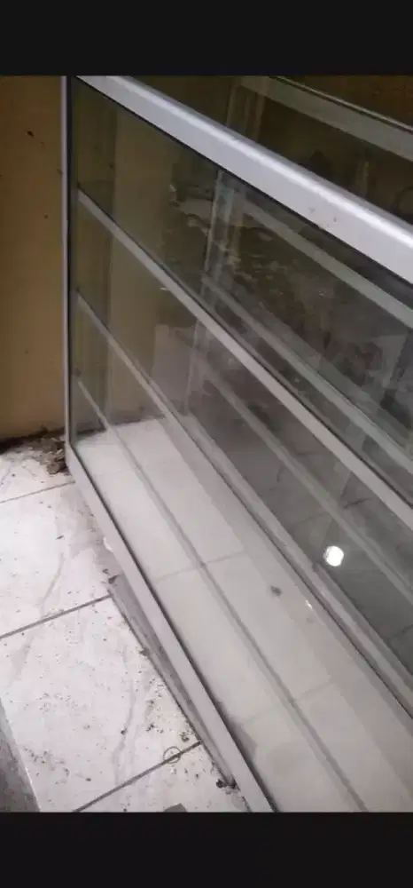 Etalase bekas siap pakai