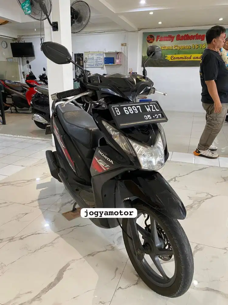 (B) honda beat Fi tahun 2014 cash aja