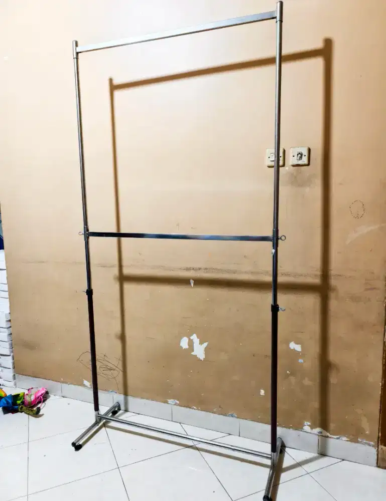 Gawang baju dua tingkat