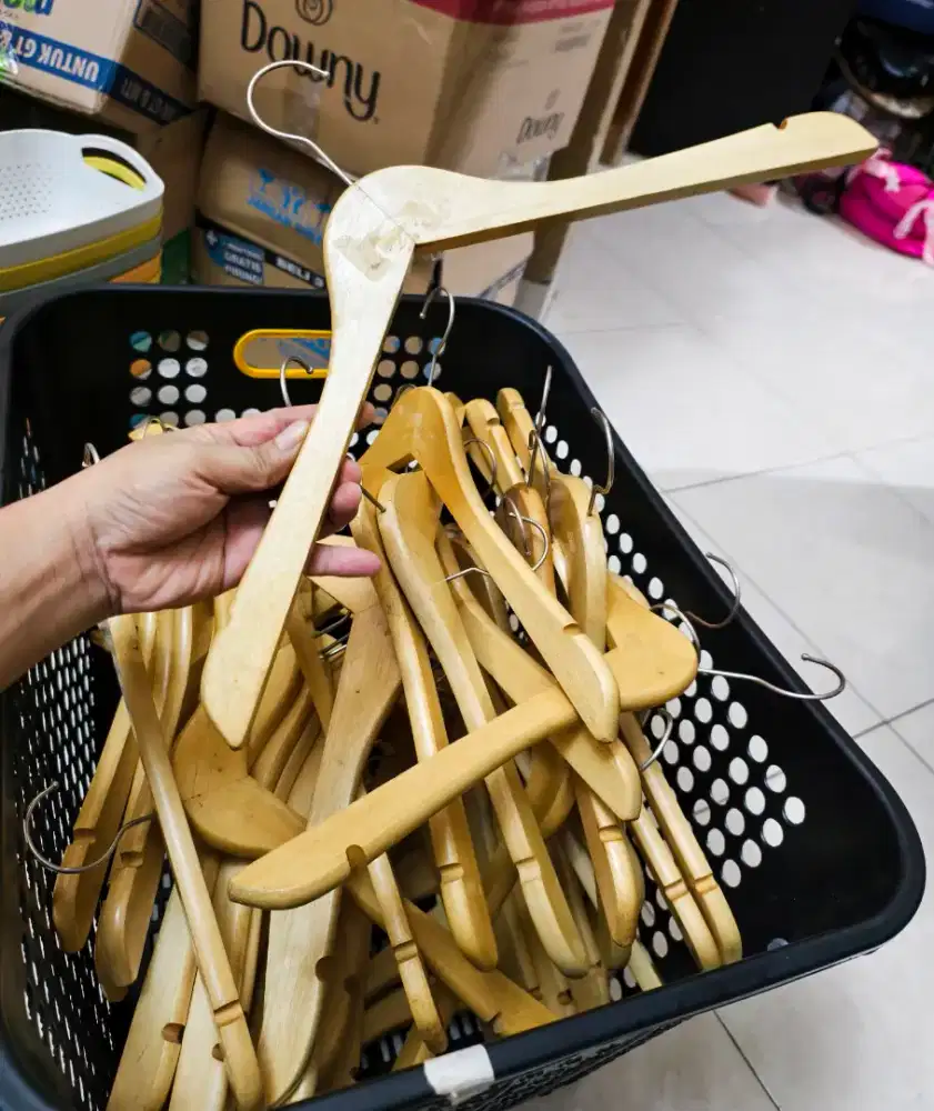 50pcs Hanger kayu masih bagus ex display toko baju