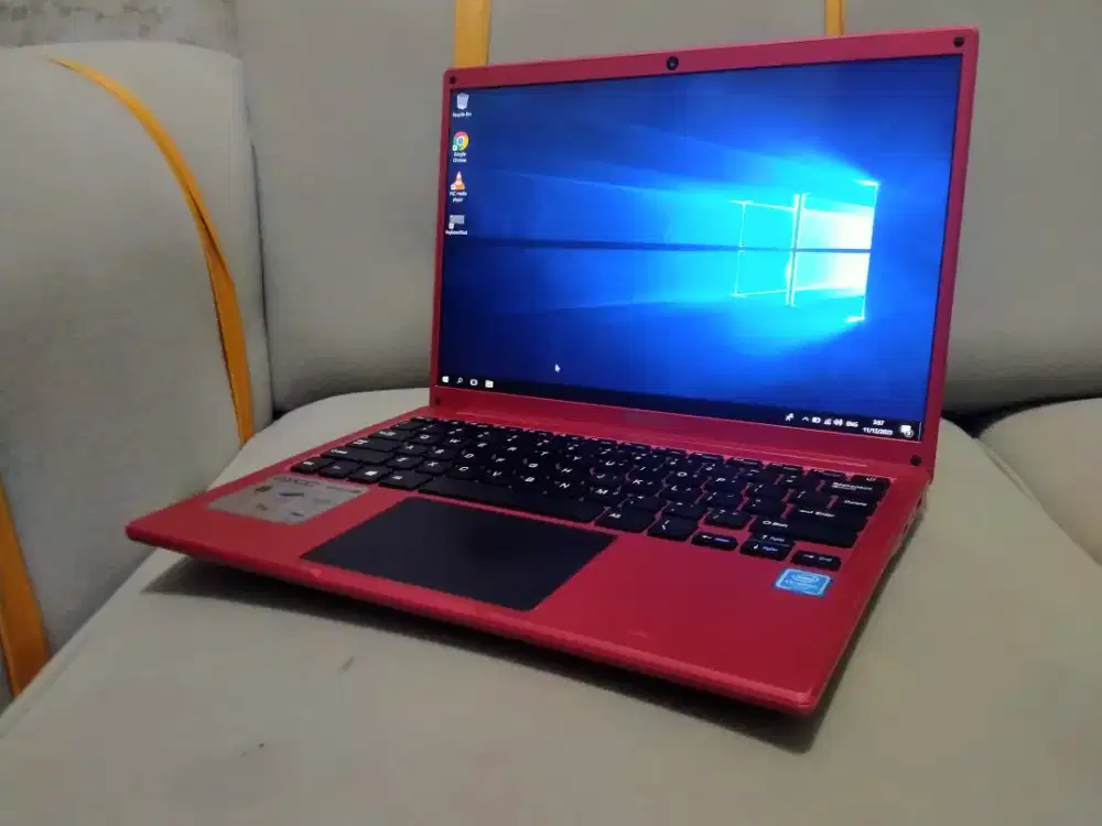 Laptop PELAJAR Ringan dan slim
