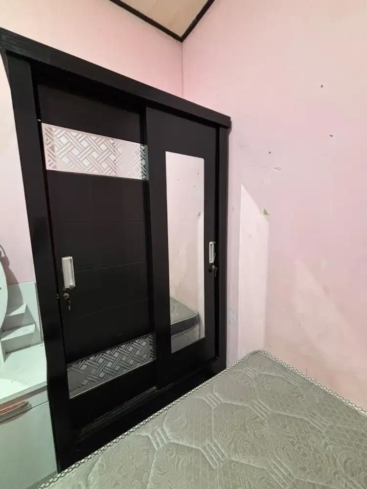 Lemari pakaian kayu sliding