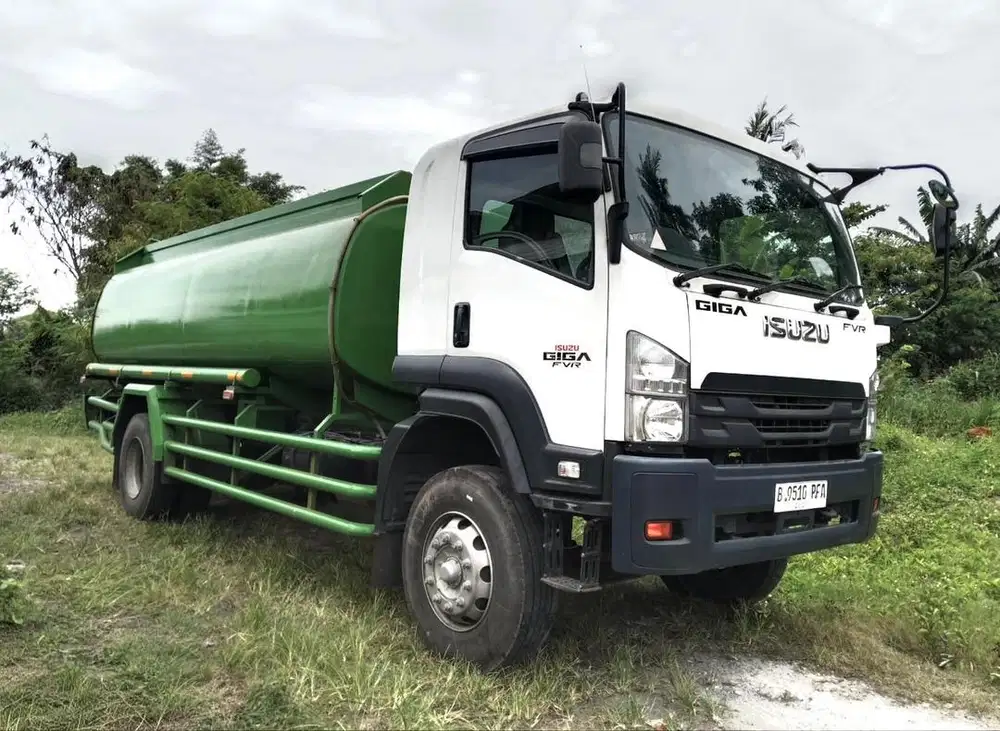 16rbKM+banBARU MURAH Isuzu Giga engkel 4x2 FVR 34 U P tangki air 2023