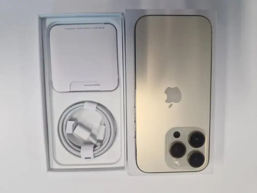 S24 ultra dan iphone 14 pro