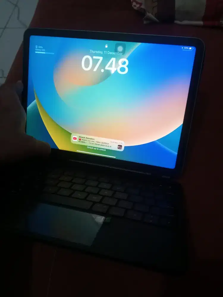 Ipad air m1 5th gen + wireless keyboard