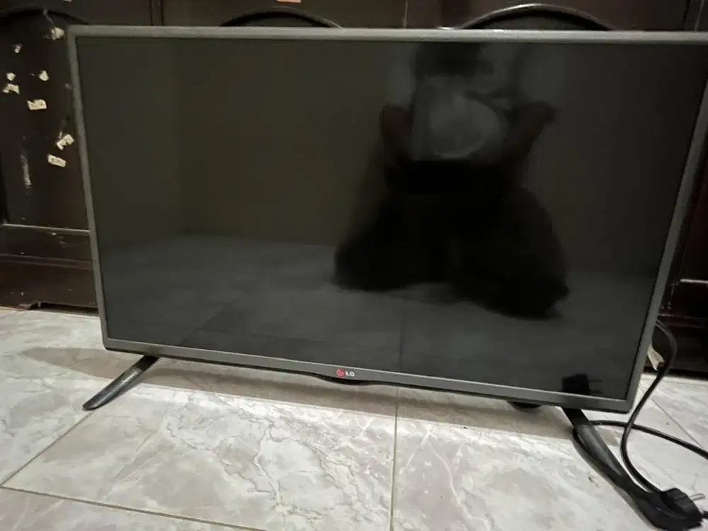 TV LG LED 32' (ada dot di layar)