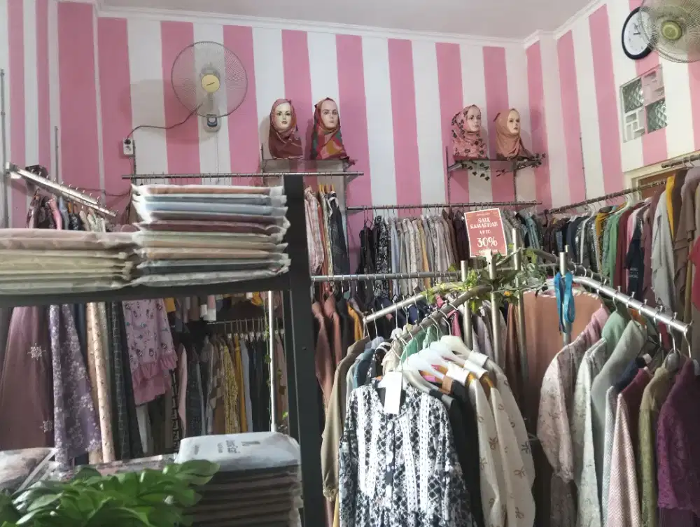 Karyawati toko busana