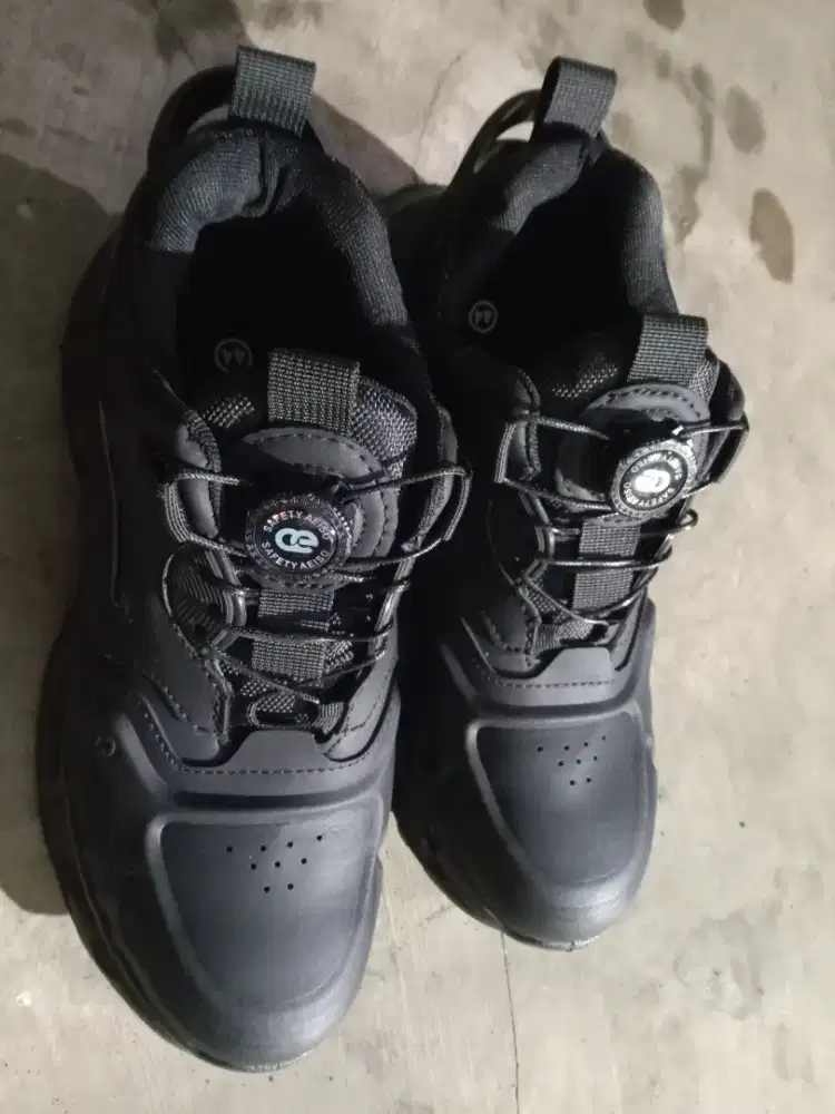 Jual sepatu safety.