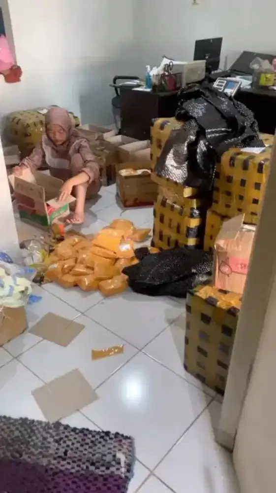 Pegawai wanita packing/susun/siapkan barang