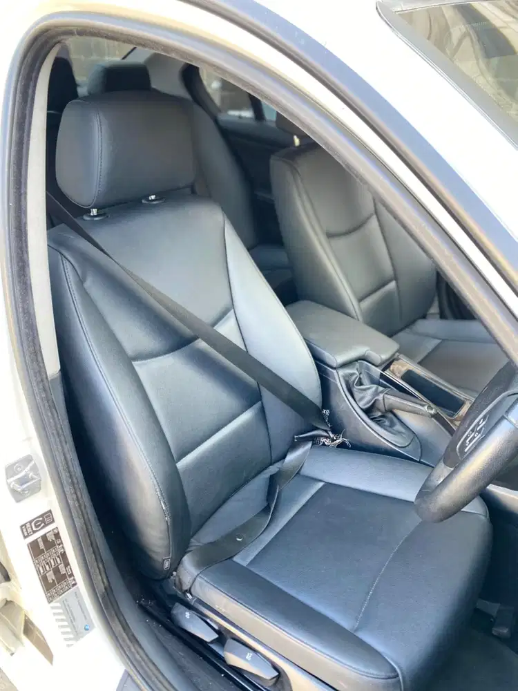 BMW 320i 2010 Bensin