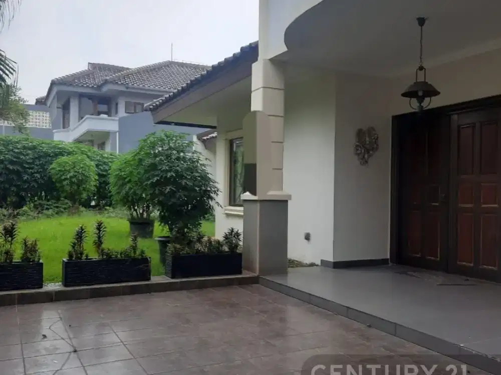 Rumah luas asri depan taman di Jurang Manggu Tangerang Selatan