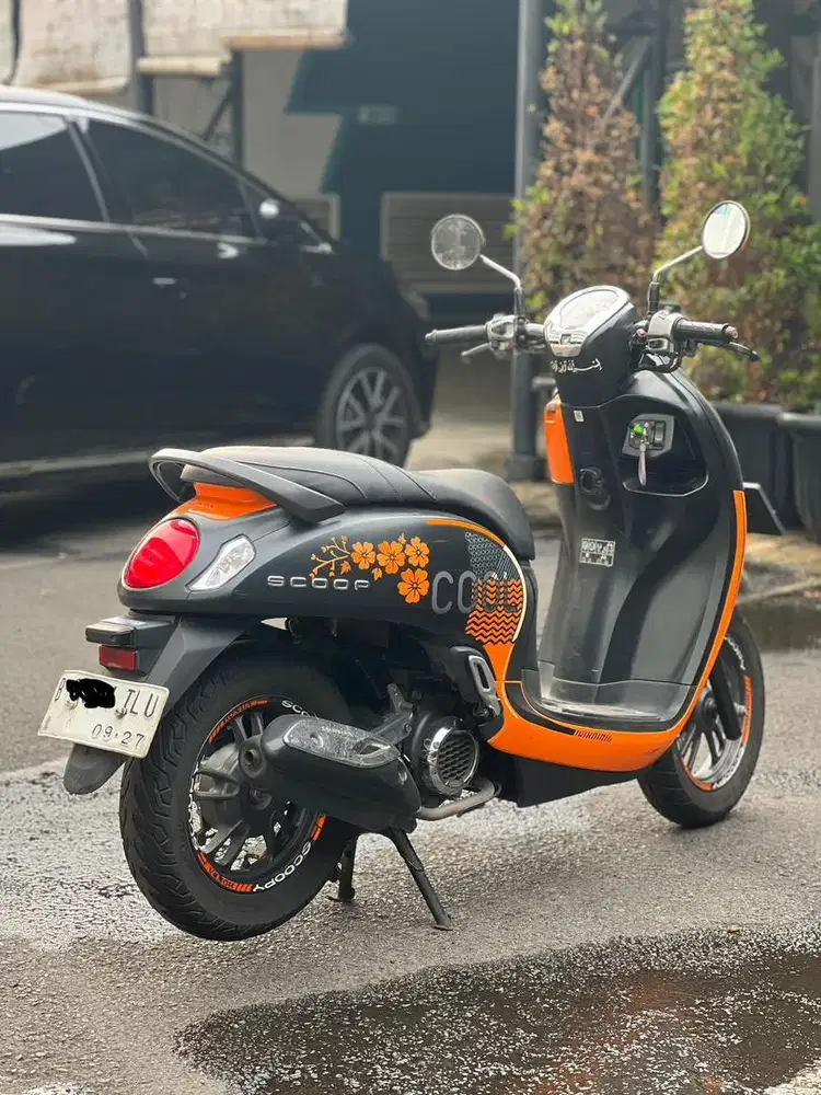 Scoopy 2022 orange hitam