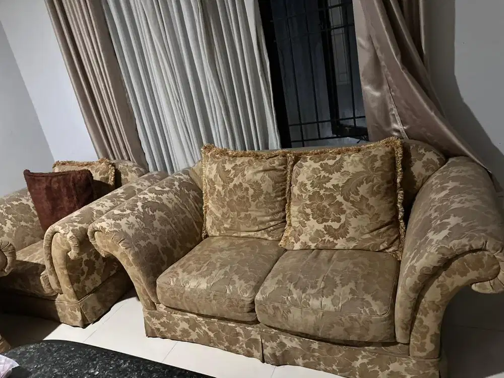 Sofa empuk dan lebar