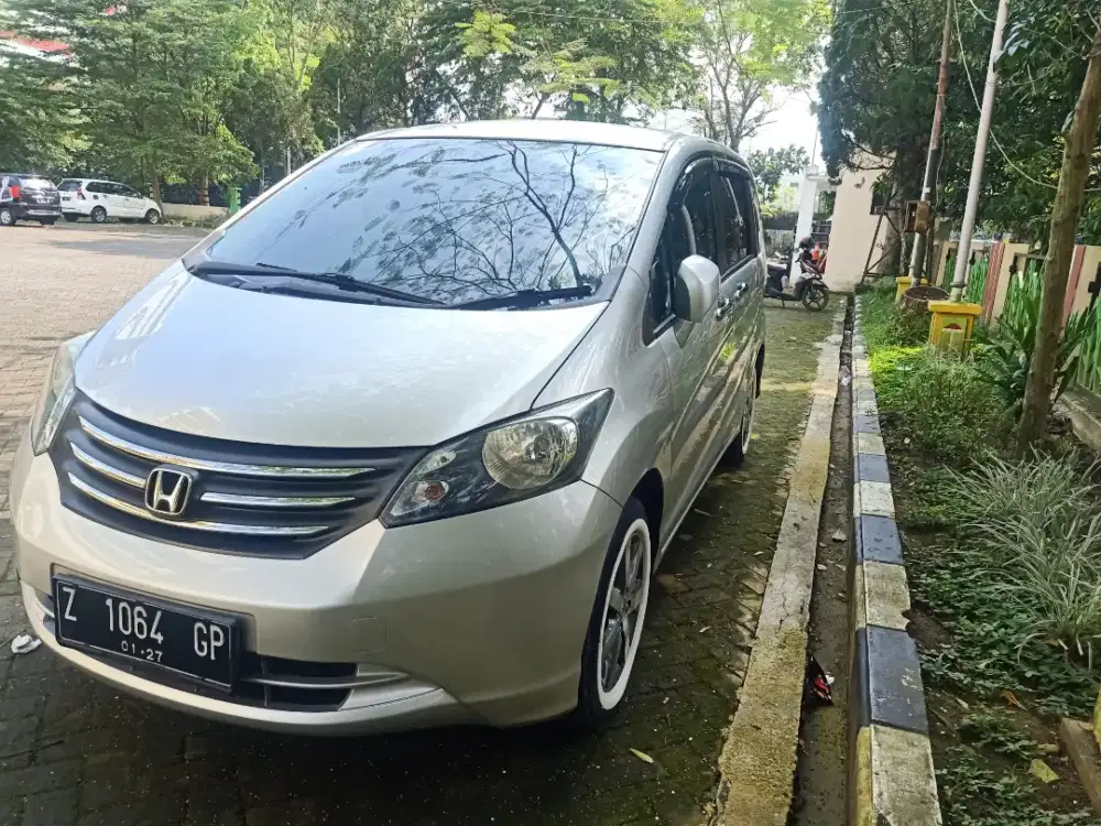 Mobil Pakaian sendiri Honda Freed 2010 PSD Mulus +Terawat