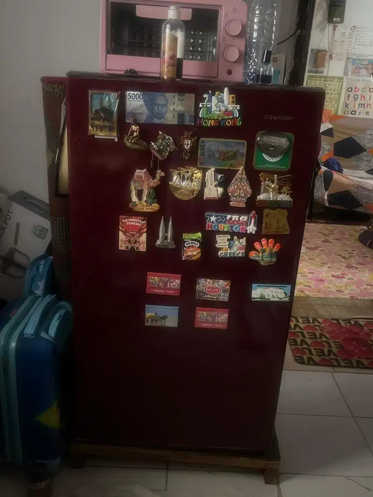 Di jual lemari es 1 pintu masih berfungsi dengan baik