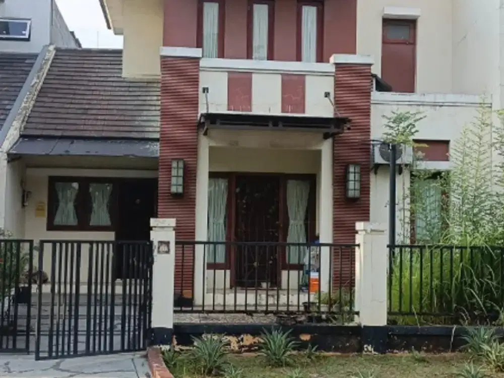 Rumah Dua Lantai Di Jalan Boulevard di Grand Wisata, Bekasi