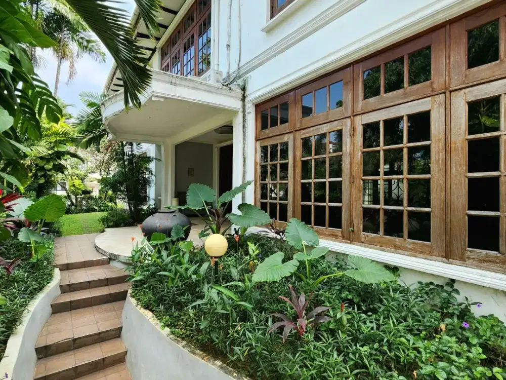 Rumah Cantik 2 Lantai Siap Huni dengan Swimming Pool – Lokasi Premium Pondok Indah, Hook, LT 682 m²