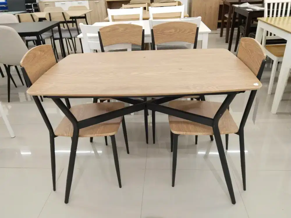 Set meja makan Layana
1 Meja & 4 Kursi