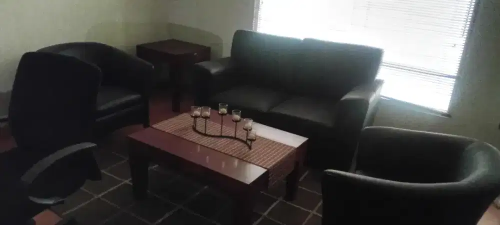 Satu set sofa dan meja