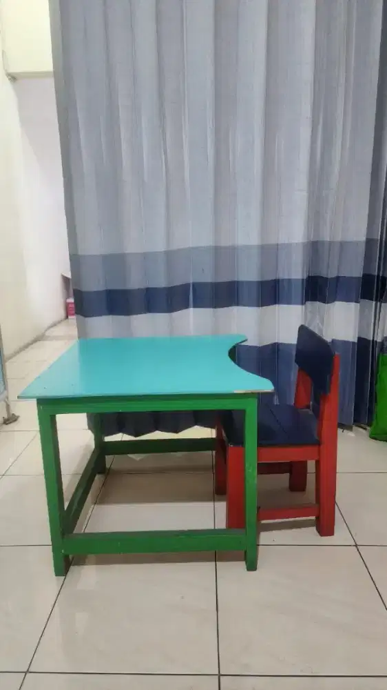 Meja terapi wicara untuk anak