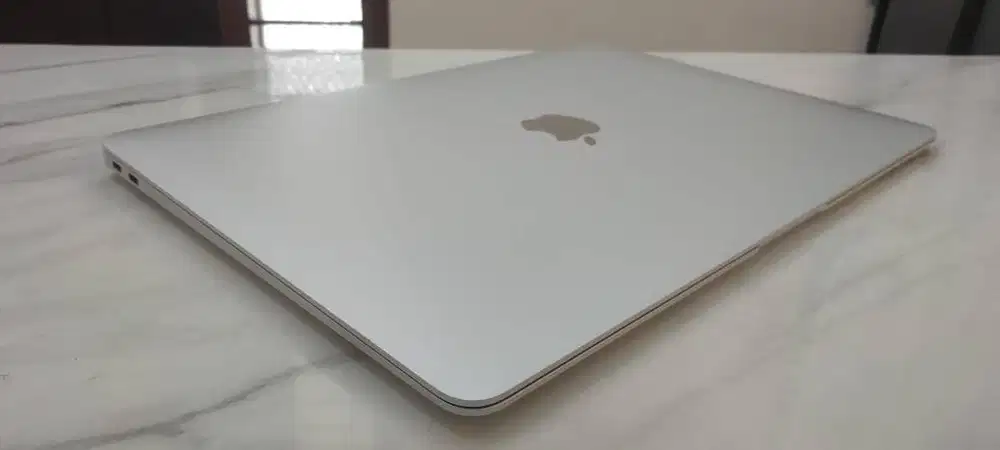 JUAL MURAH MACBOOK AIR M1 2020 13inch 8/256 GRADE C (FOTO HNYA PEMANIS