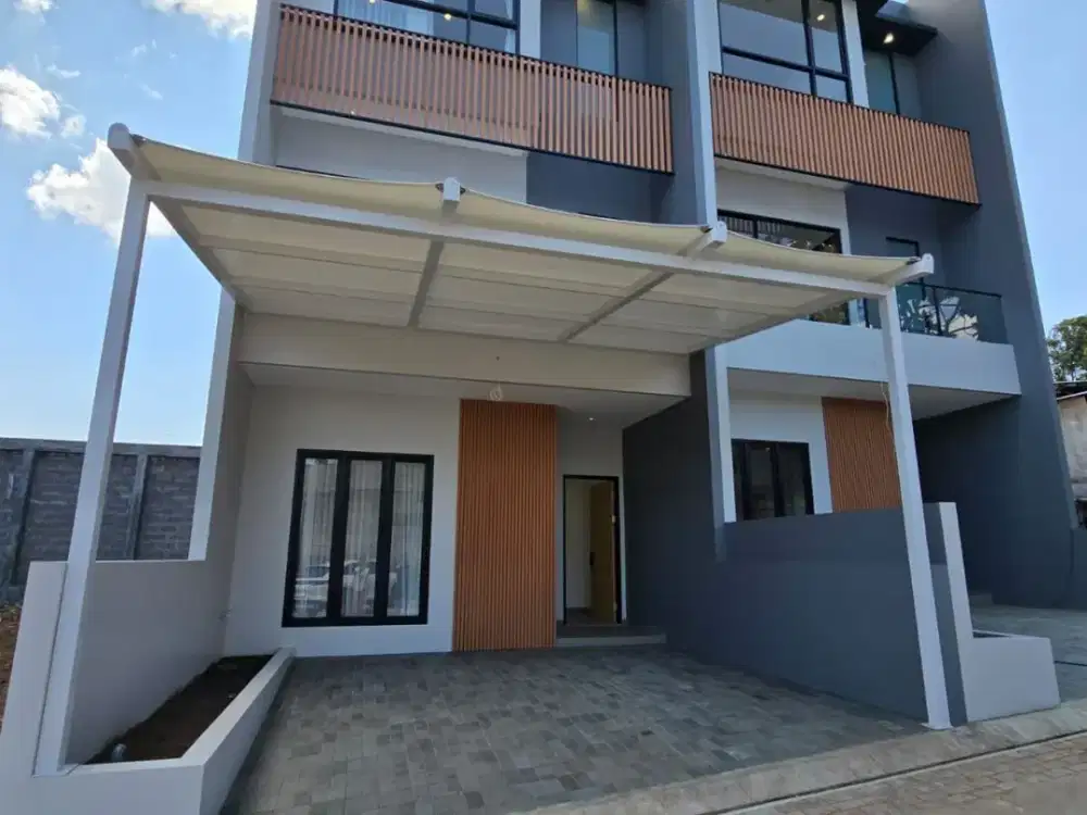 Dijual Rumah Baru Luas 3 Lantai Lokasi Strategis di Setraduta