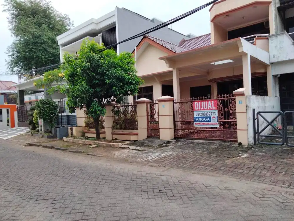 Dijual Cepat-Rumah Tinggal 2 Lantai, Lokasi Strategis dalam Komplek