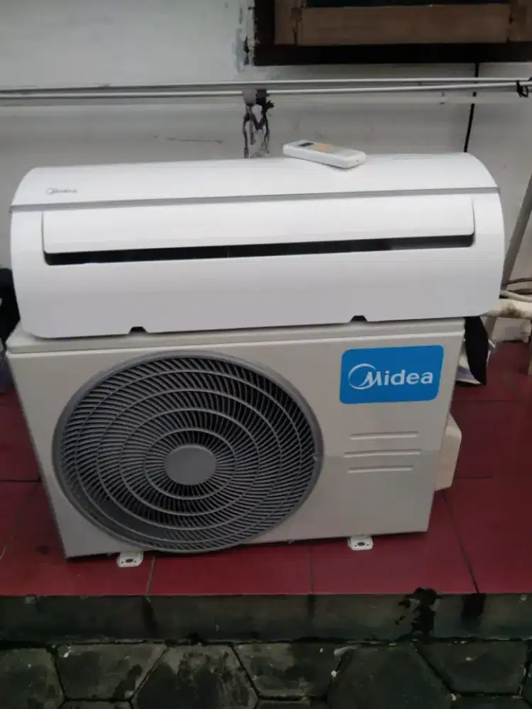 D jual ac midea 1/2 pk sudah sama pasang dan pipa 3meter