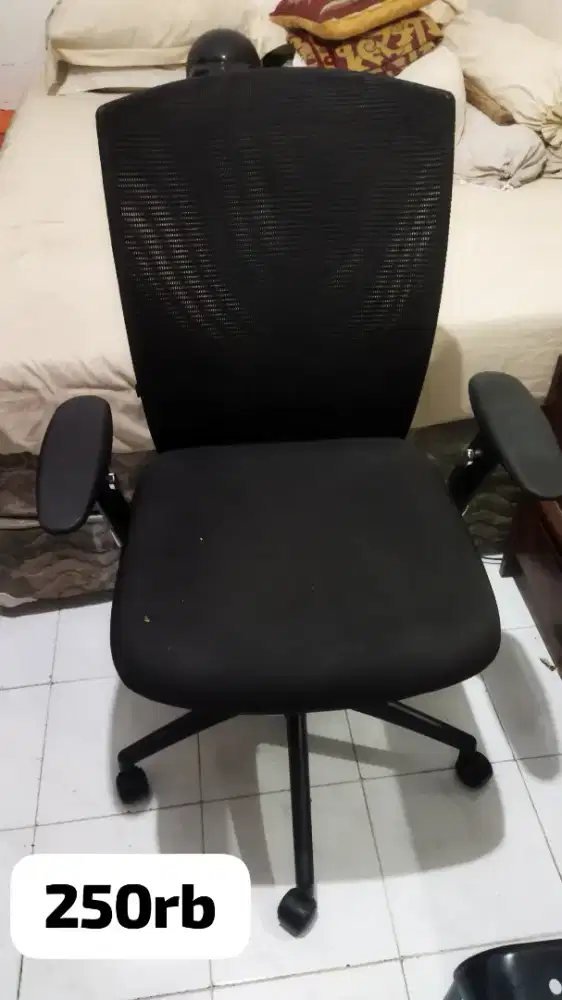 Kursi kantor hitam