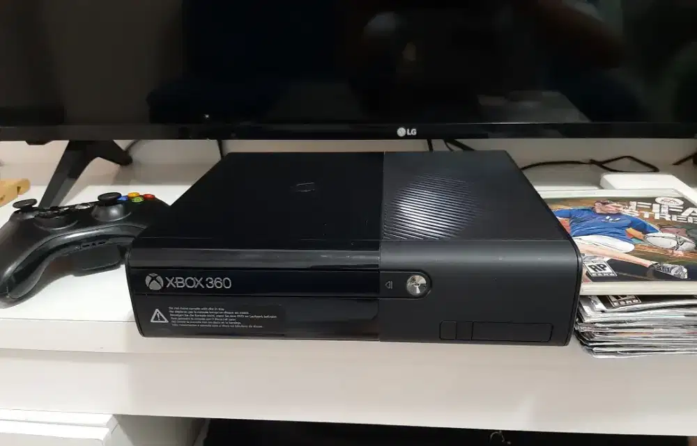 Xbox 360 complete (adapter, kabel HDMI,console,kaset game)