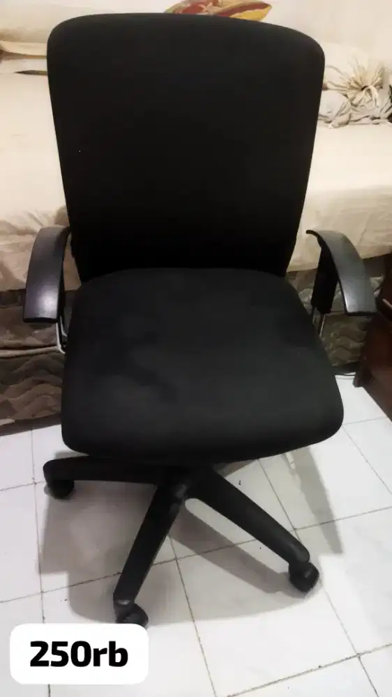Kursi kantor hitam