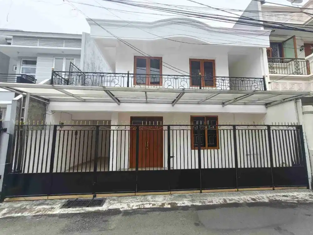 Rumah minimalis rapih 2 lantai row jalan 2 mobil disewakan Tomang Grogol Jakarta Barat