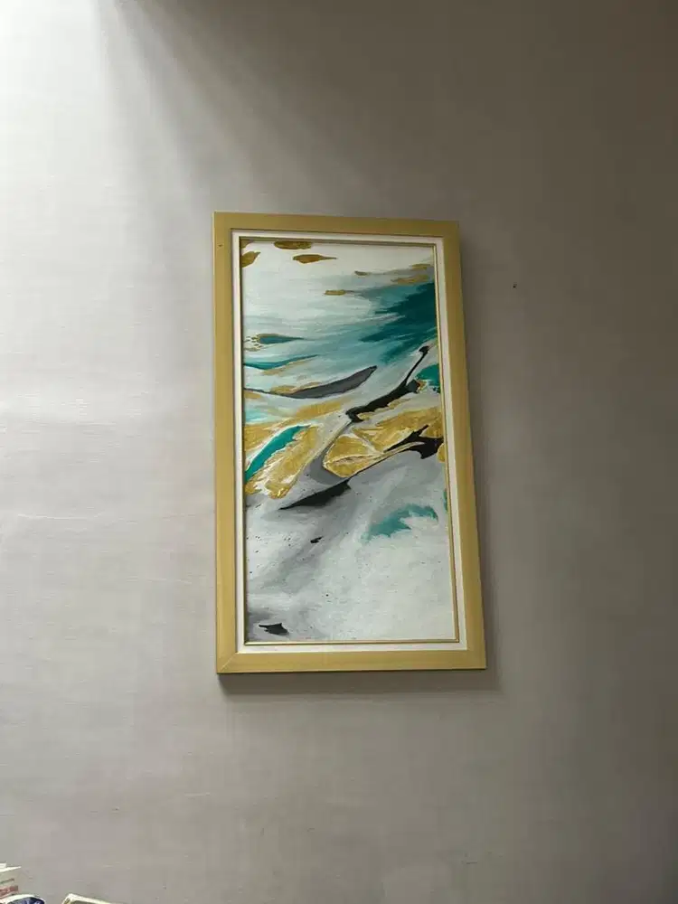 Lukisan abstrak gradasi emas