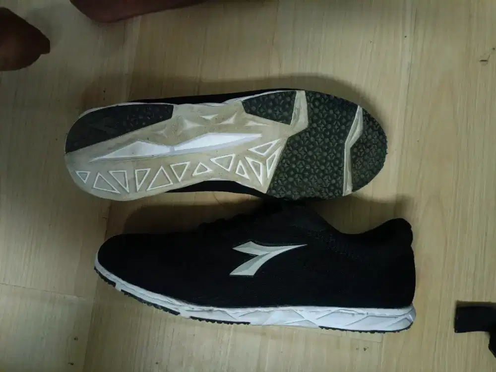 Sepatu Diadora size 43