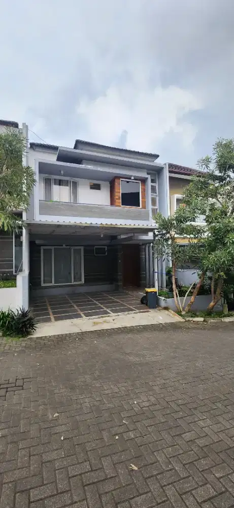 Dijual rumah modern 2 lantai terawat semi furnish Pondok Hijau Indah