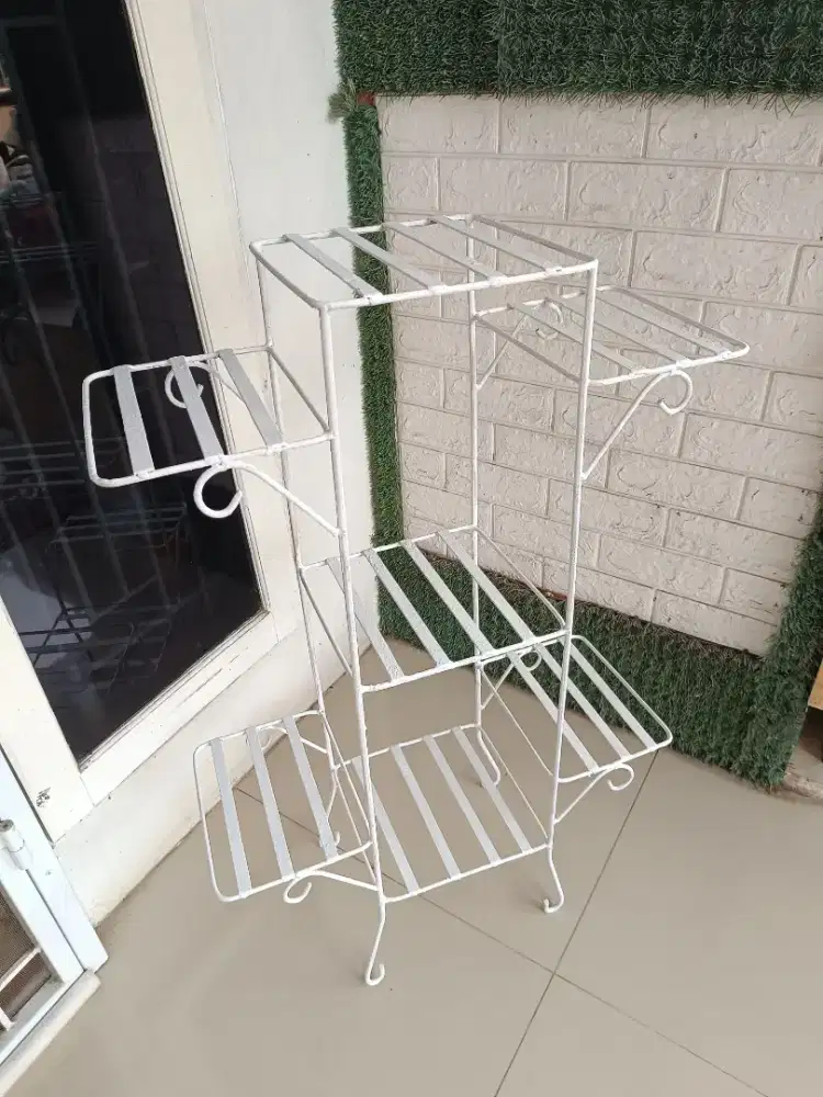 Rak tanaman bunga besi