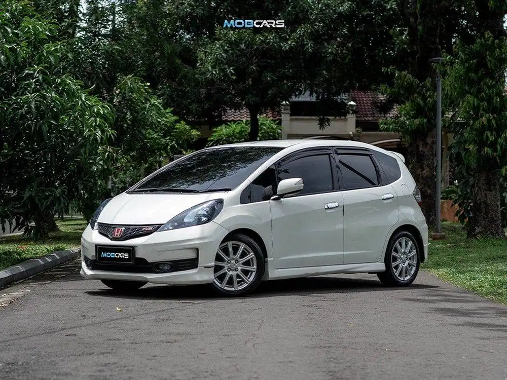 HONDA JAZZ 1.5 RS (GE8) AT 2013 MOBCARS CASH!!