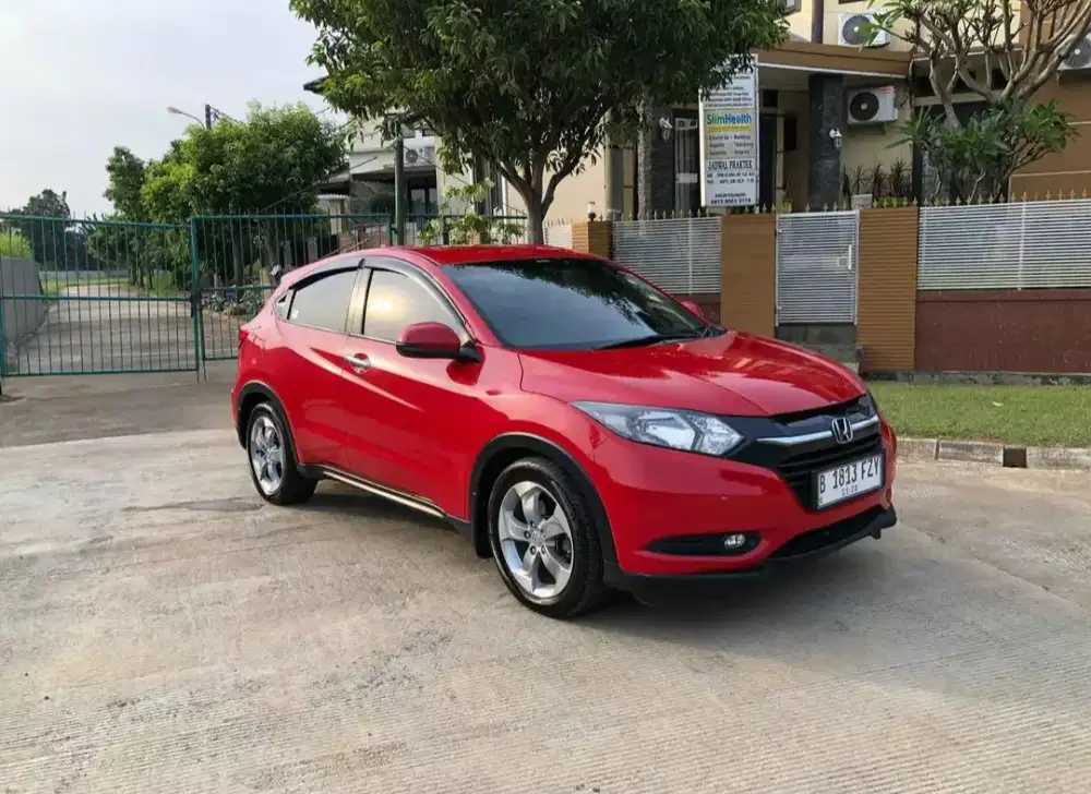 Honda HR-V merah tahun 2018