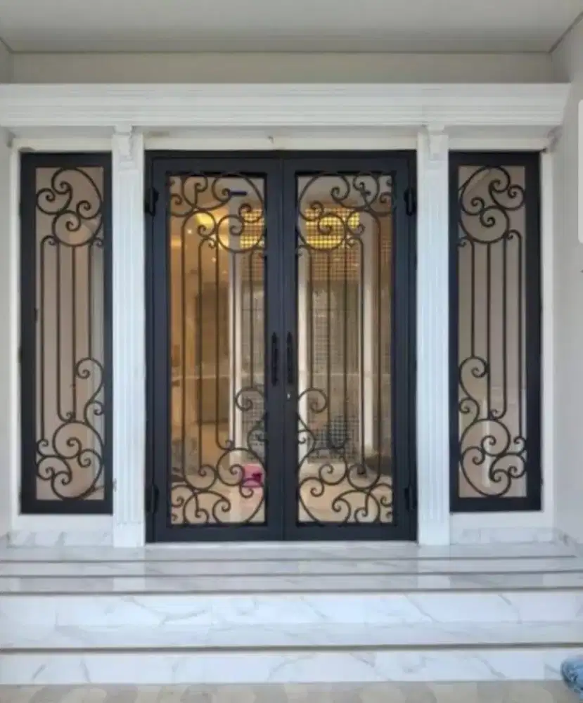 Pintu besi motip kelasik