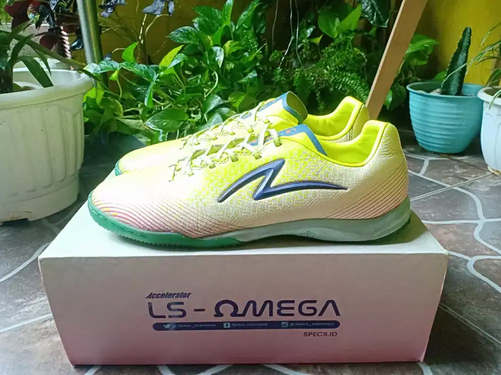 Sepatu Futsal SPECS Omega Runtuboy