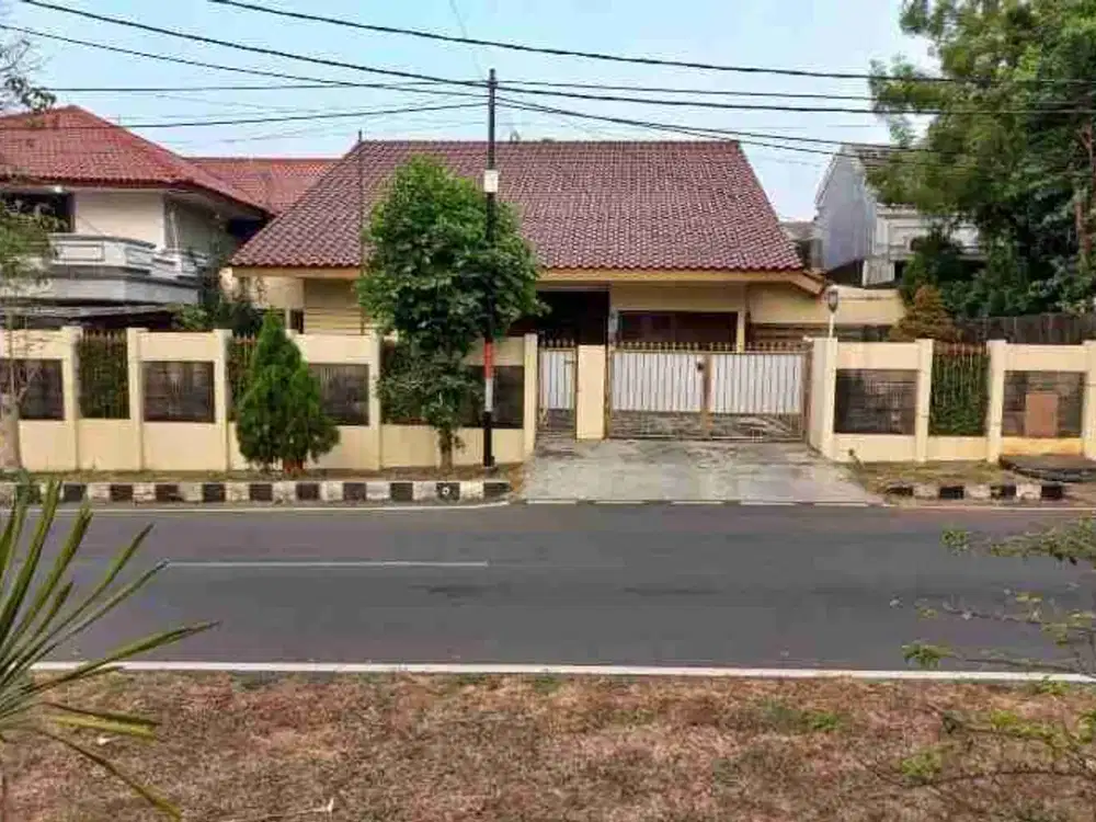 dijual rumah besar hitung tanah di billymoon pondok kelapa
