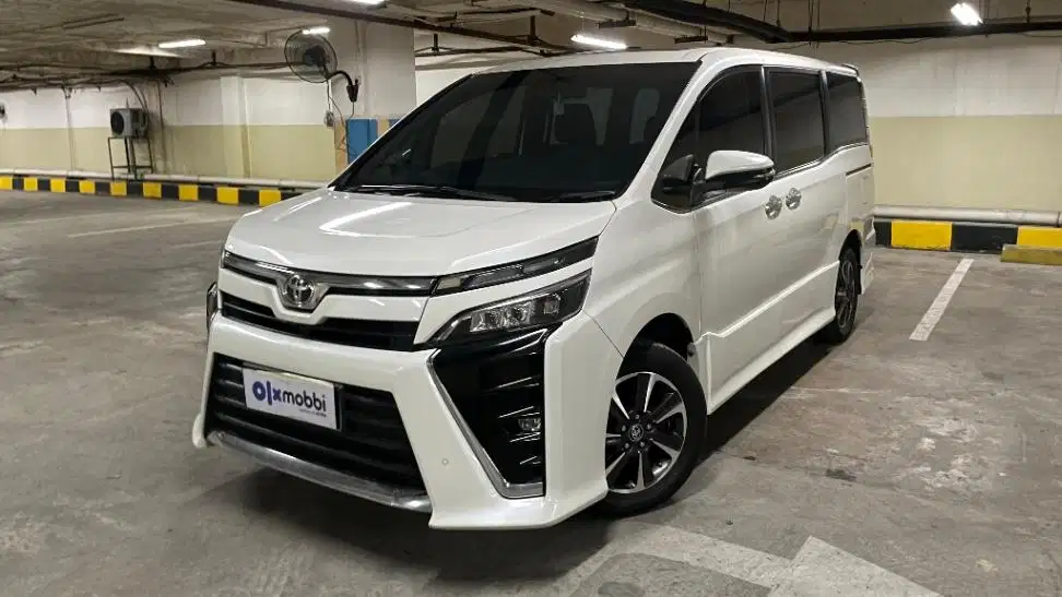 Toyota Voxy  2.0 Bensin-AT 2017 Hitam